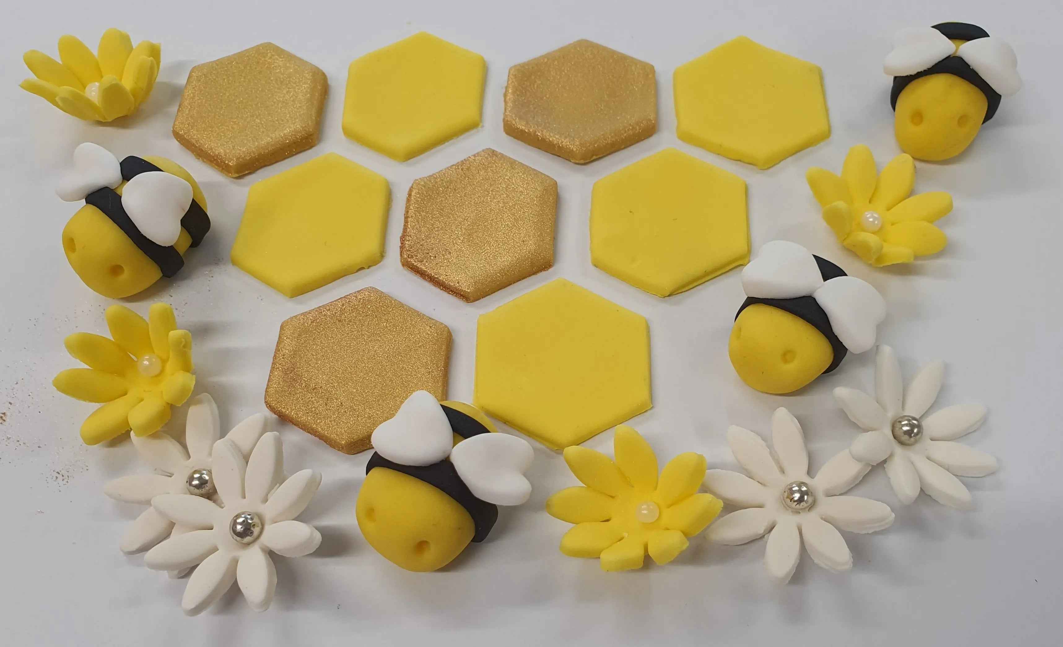 Edible Bumble Bee & Daisy Cake Decorations 20 Piece